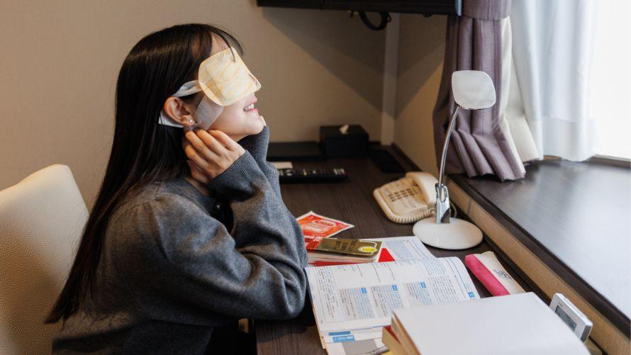 蒸気のアイマスクでリラックスする受験生